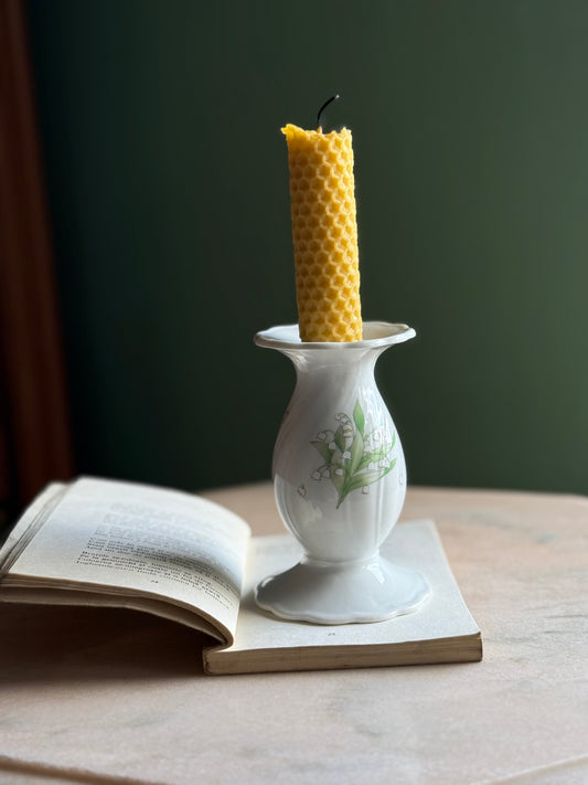 Sfeșnic din porțelan, pictat cu lăcrămioare