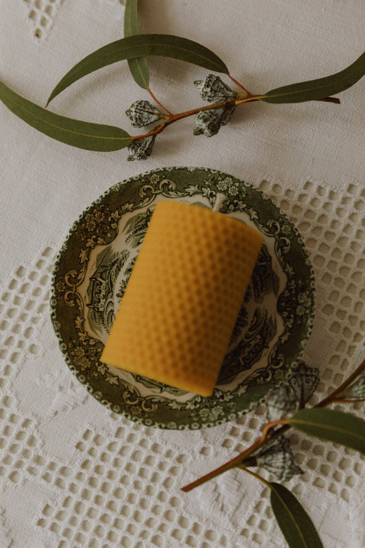 Set cadou: lumânare groasă și suport englezesc, diverse modele