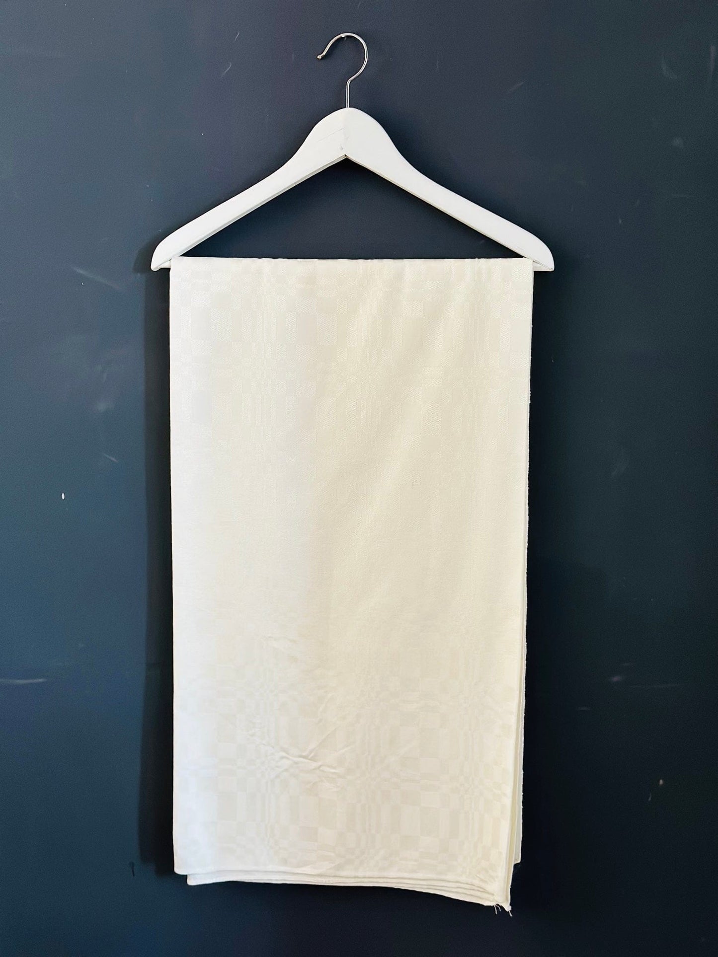 Anastasia, mereu cu gându în nori, față de masă 204 X 102 cm