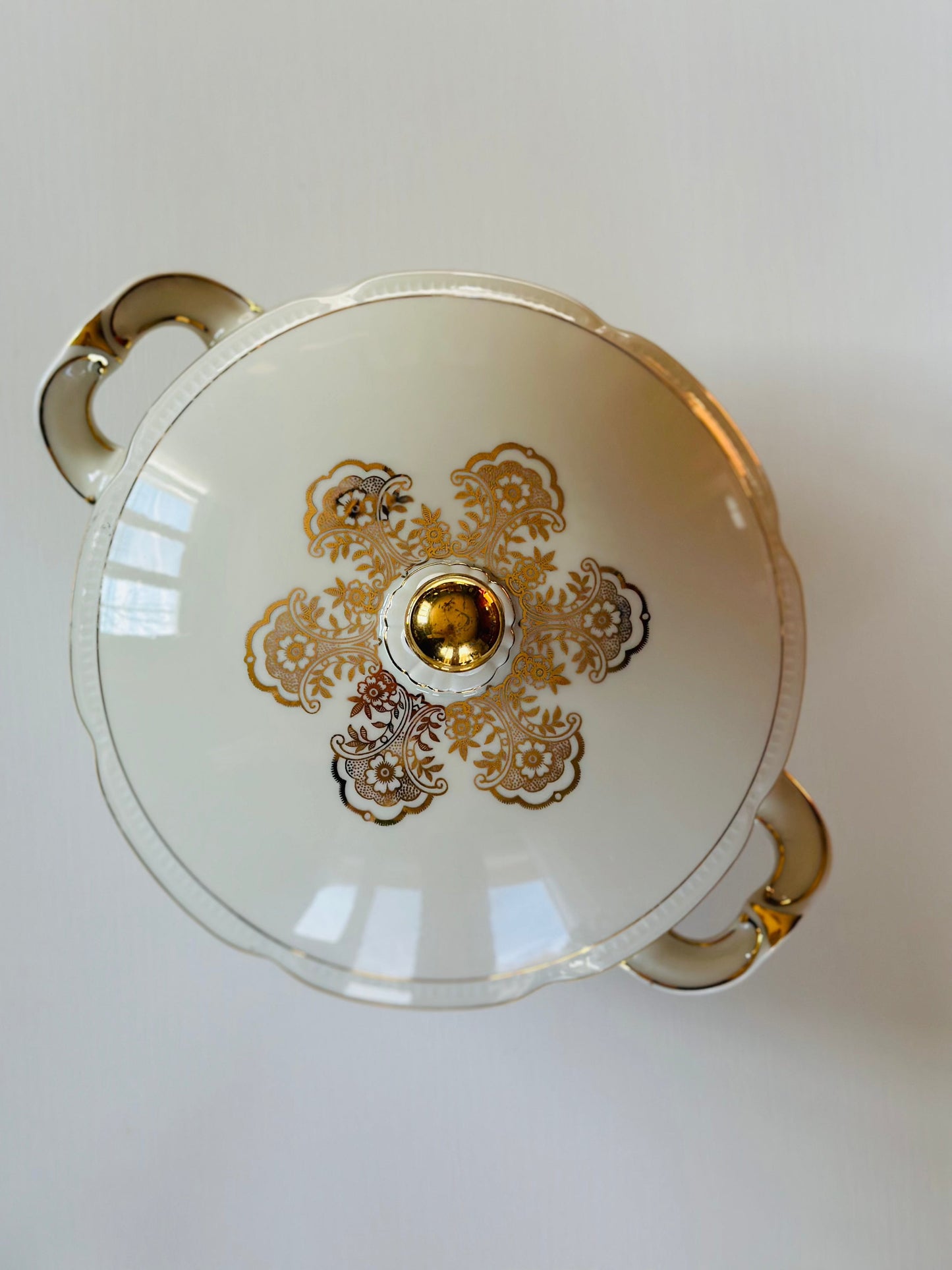 Supieră cu dantelă și detalii aurii