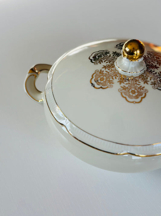 Supieră cu dantelă și detalii aurii