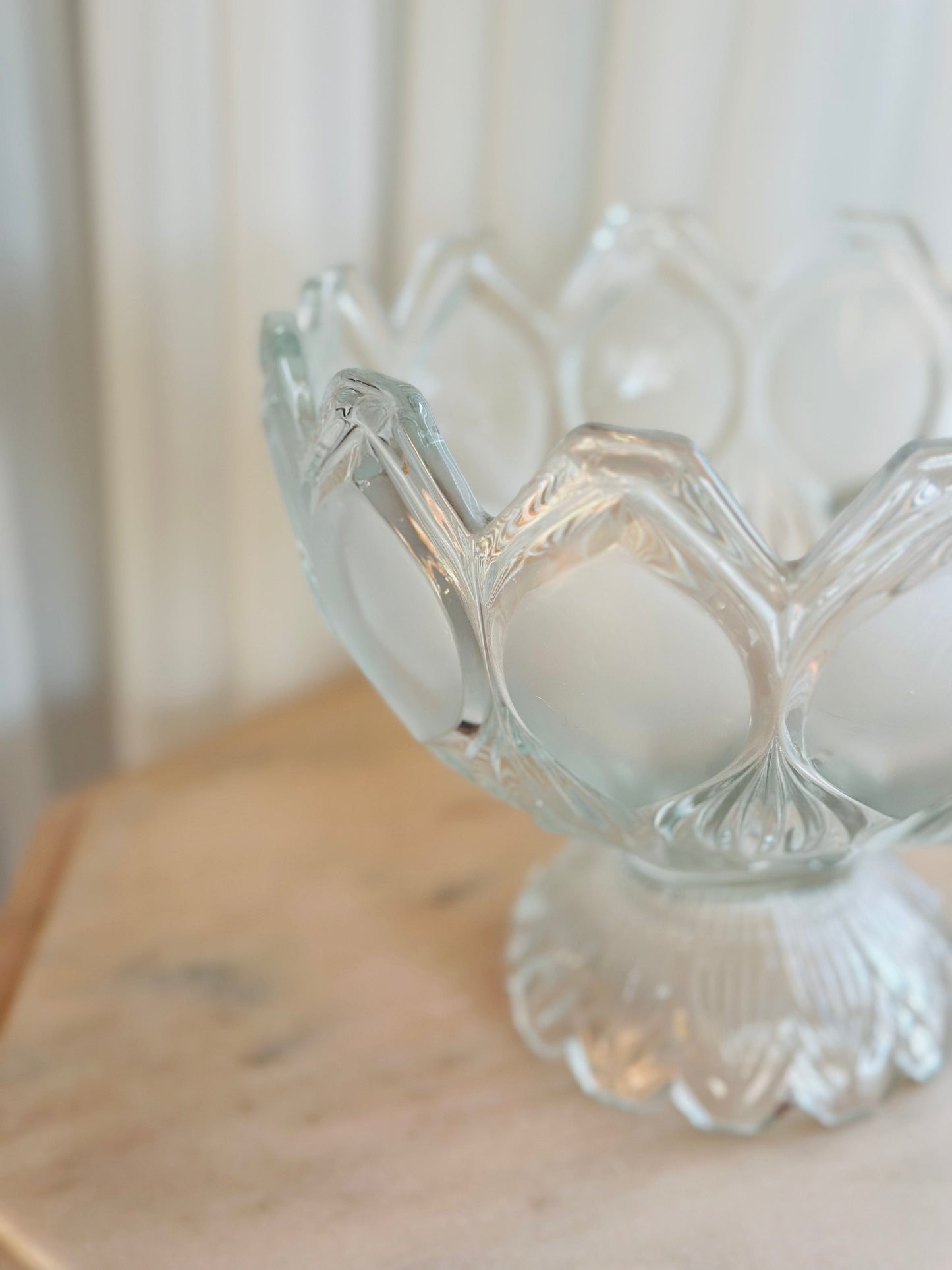 Fructieră de cristal ca un nufăr