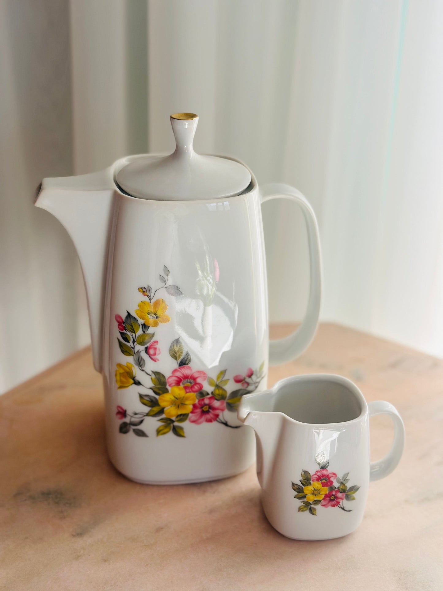 Set de ceai cu flori colorate