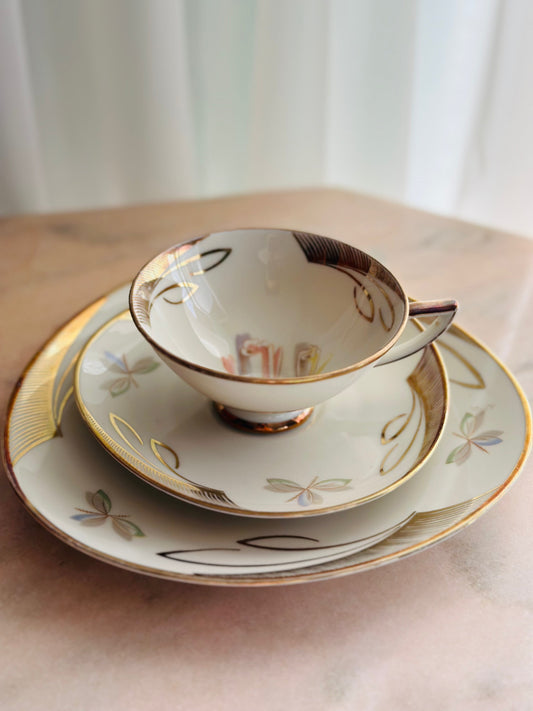 Set mic dejun cu flori și fluturi