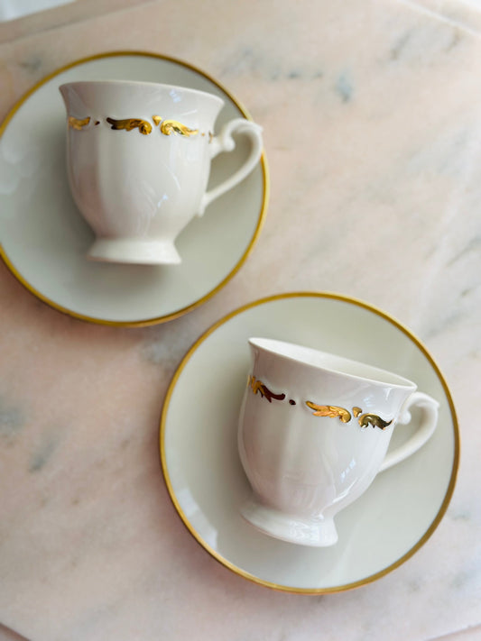 Set 2 cești cu picior și detalii aurii