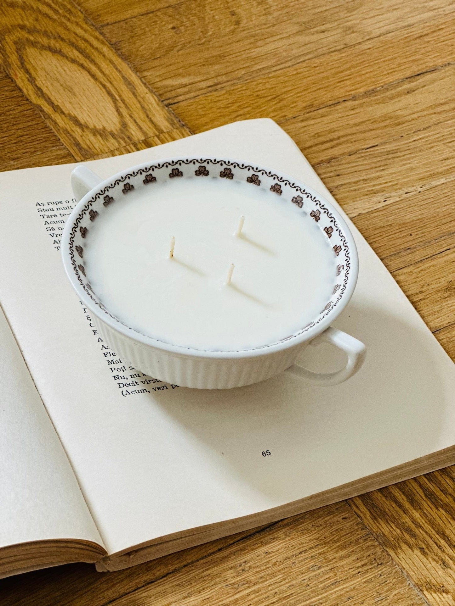 Lumânare crème brûlée, în bol cu urechi din porțelan englezesc