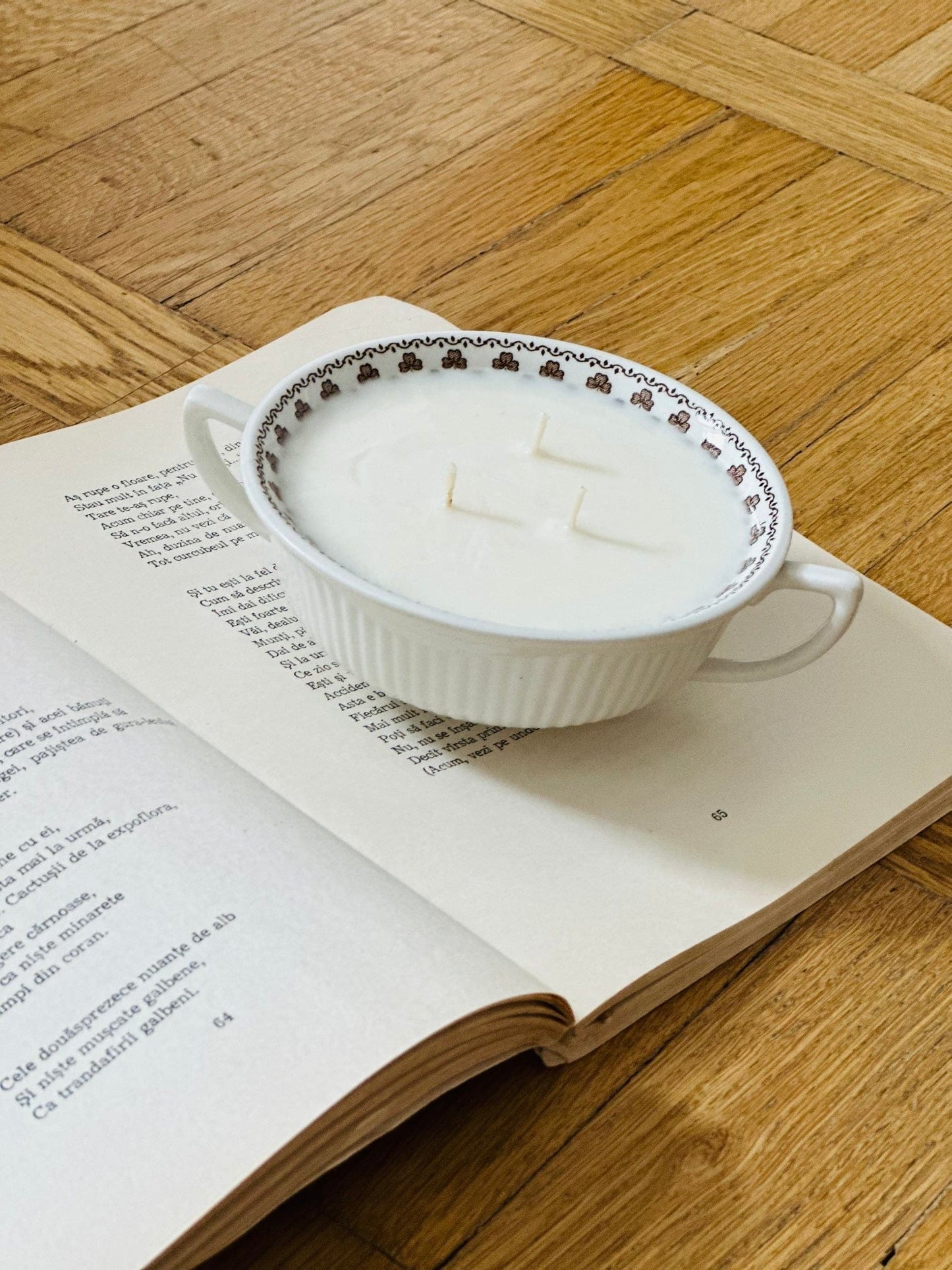 Lumânare crème brûlée, în bol cu urechi din porțelan englezesc