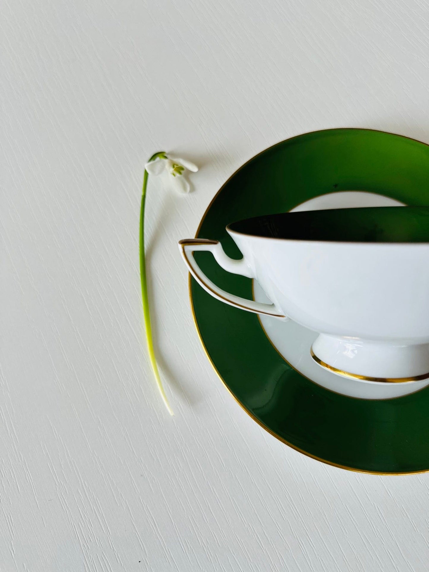Ceașcă alb cu verde cu urechi, model art-deco