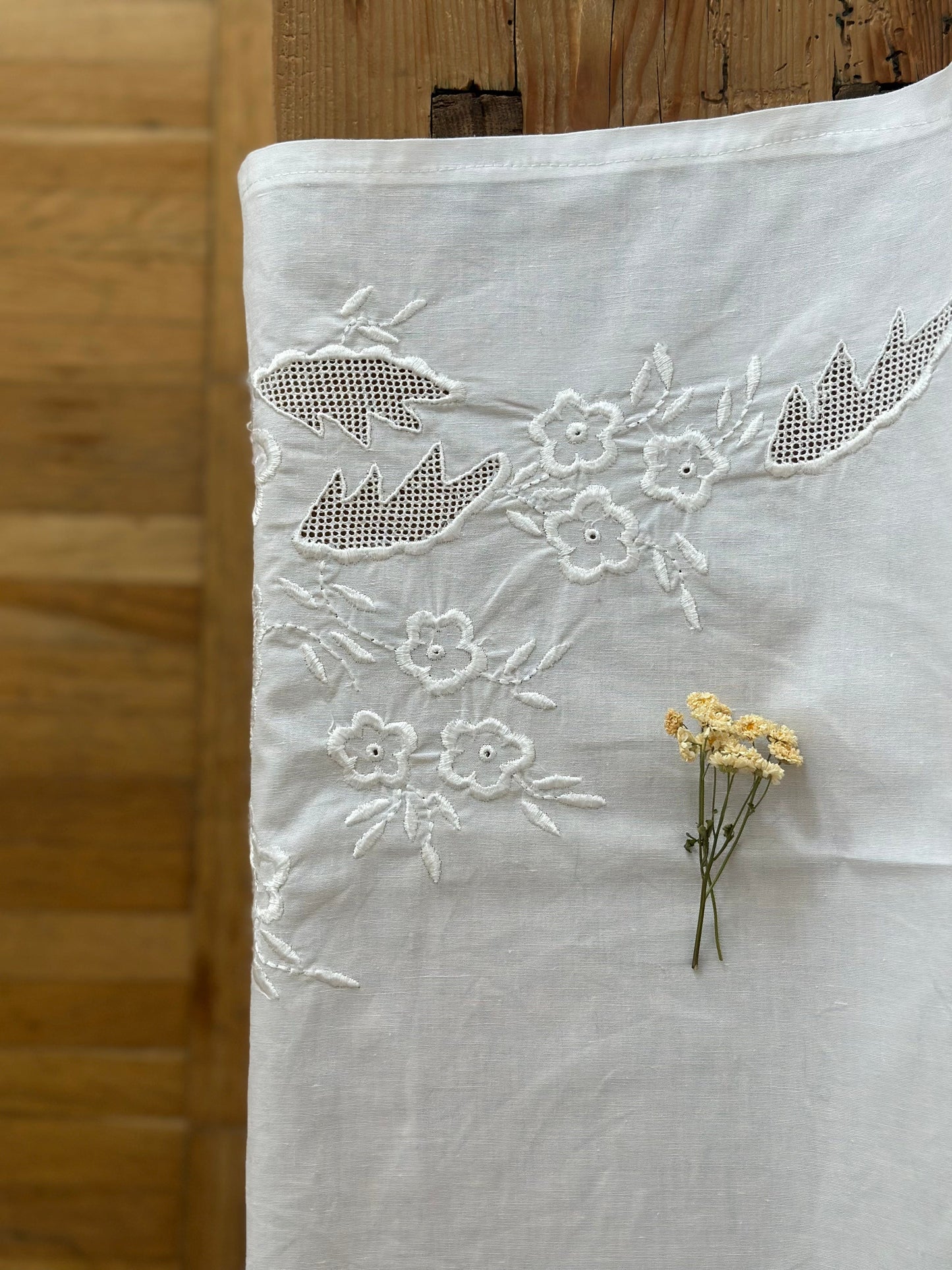 Marusia, față de masă cu broderie 84 X 73 cm