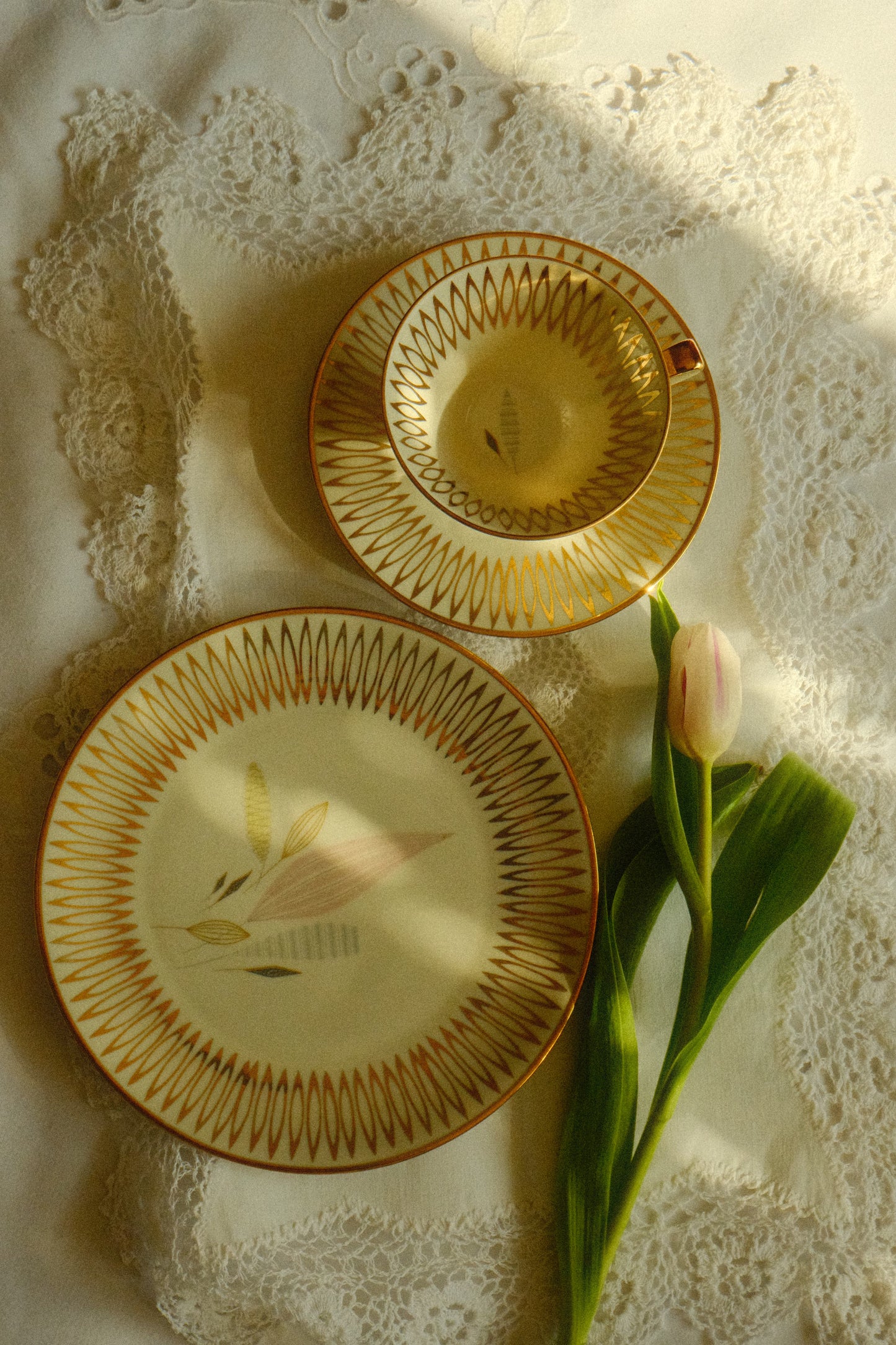 Set mic dejun cu zig-zag auriu și frunzulițe colorate