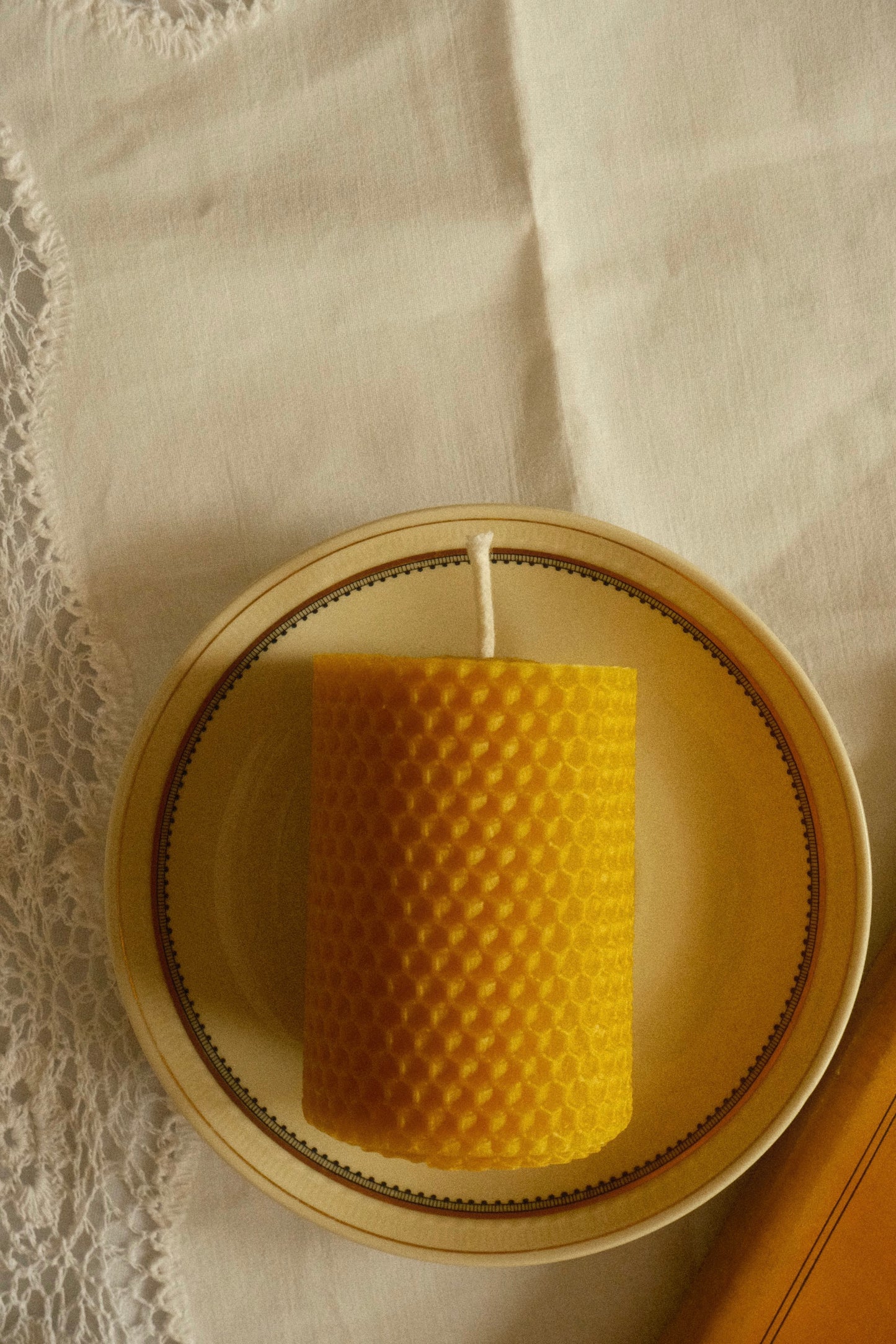 Set cadou: lumânare groasă cu farfuriuță art-deco