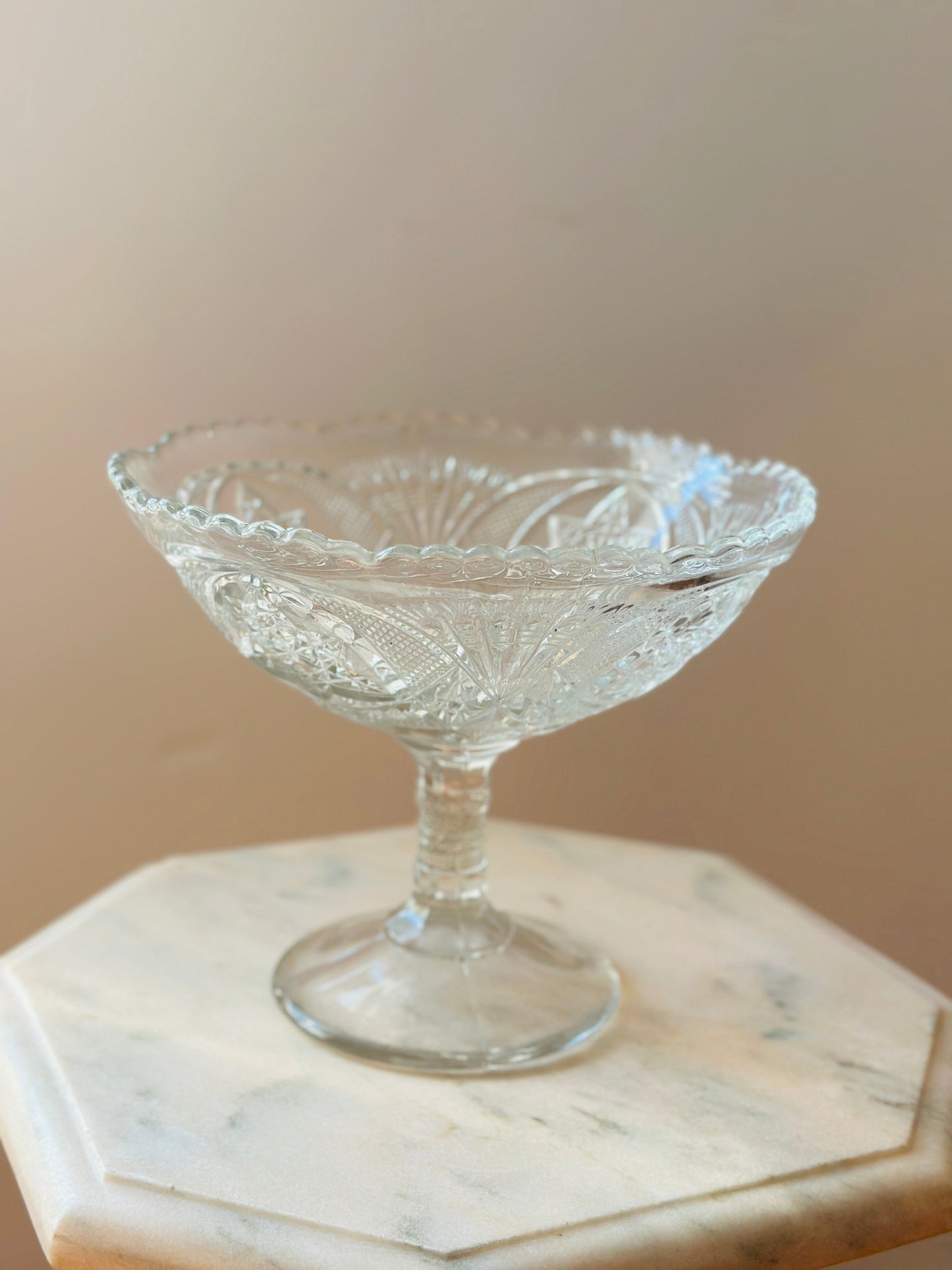 Fructieră de cristal cu picior