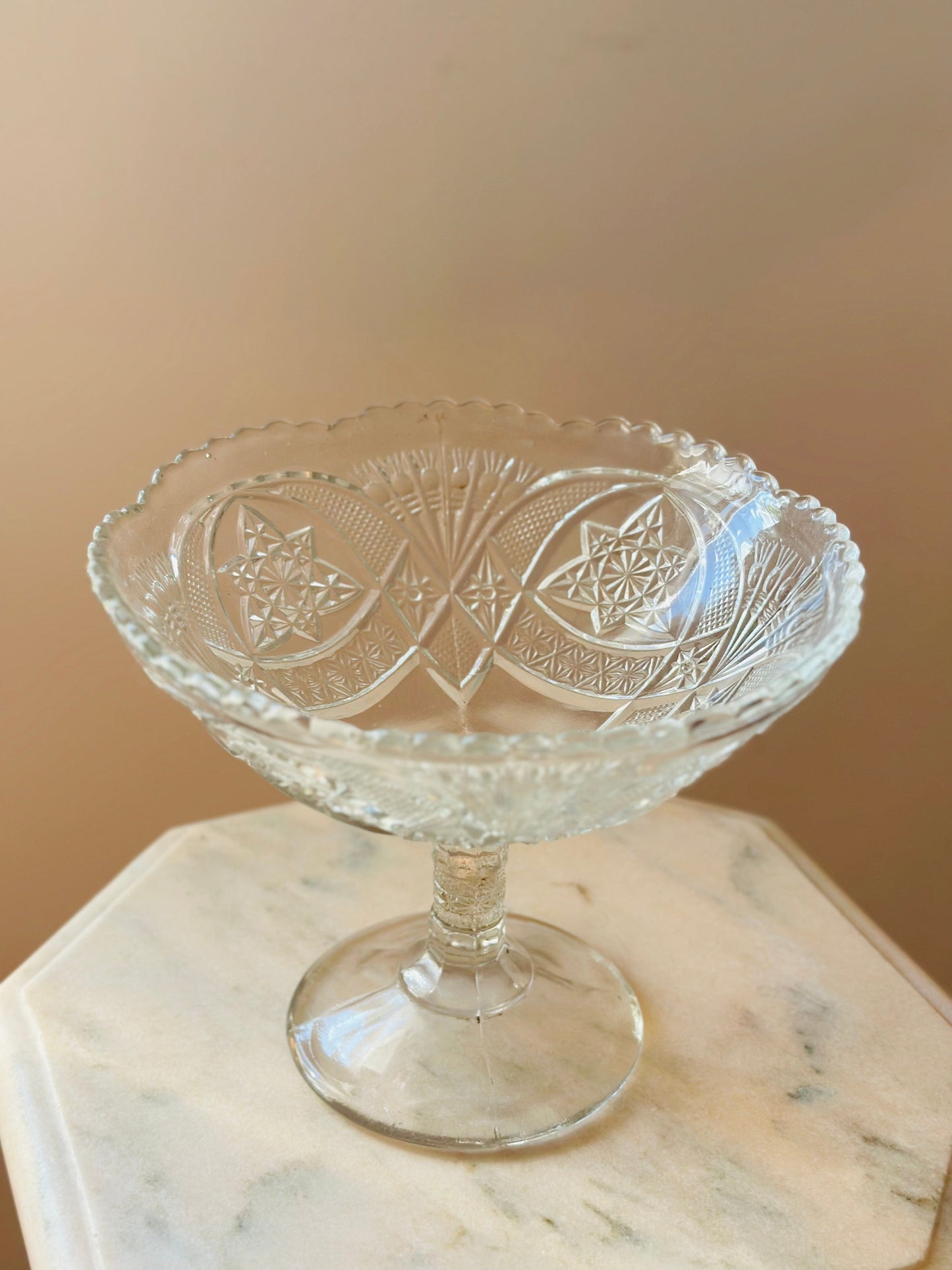 Fructieră de cristal cu picior