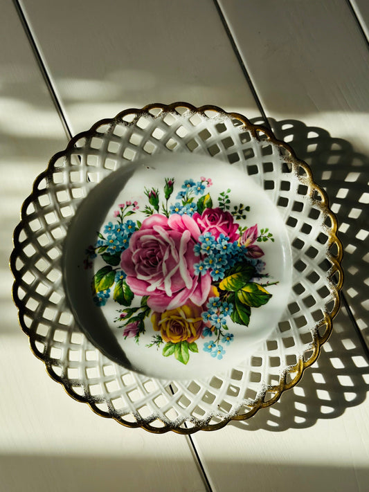 Platou dantelat, cu flori și margine aurită