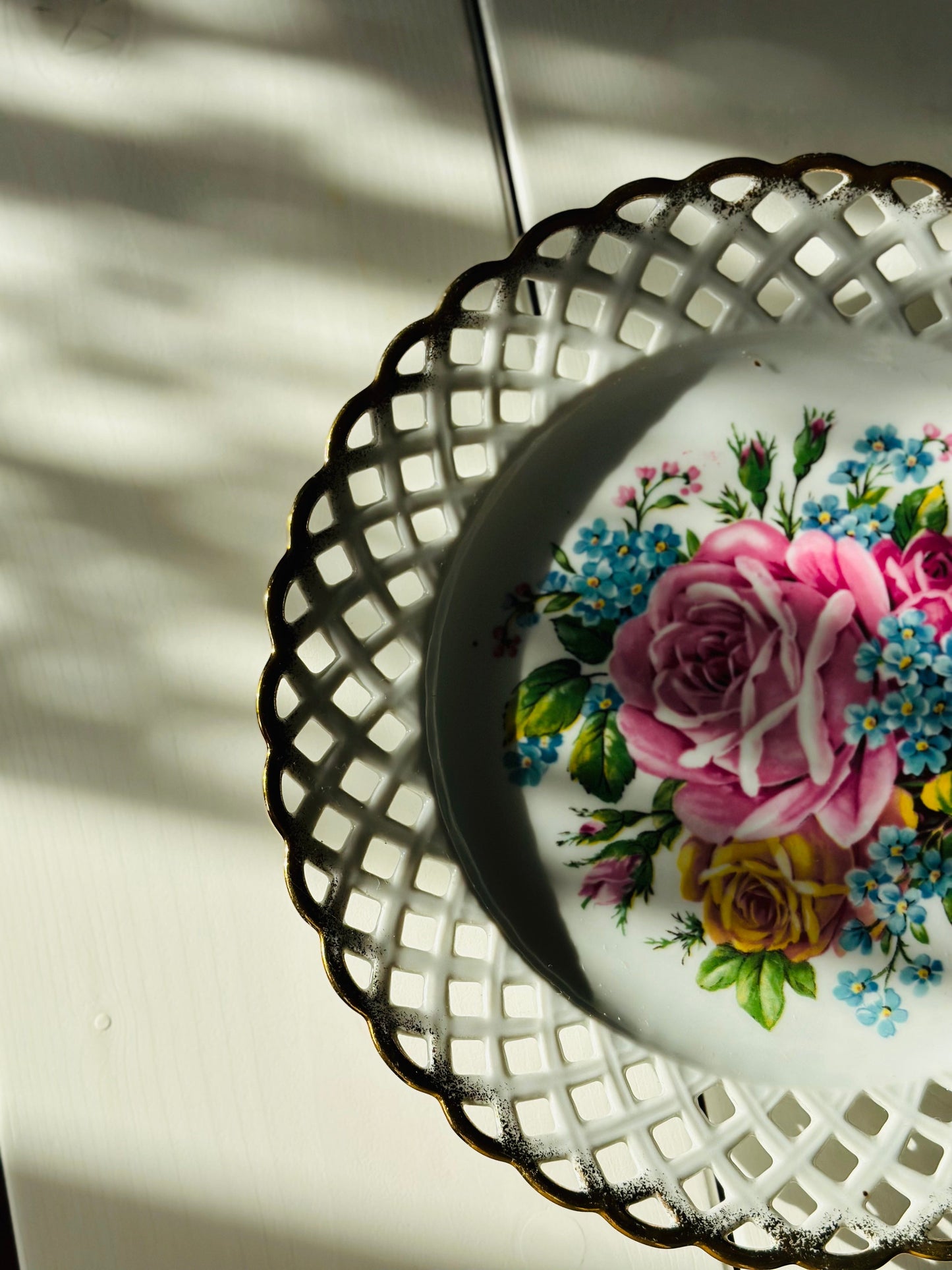 Platou dantelat, cu flori și margine aurită