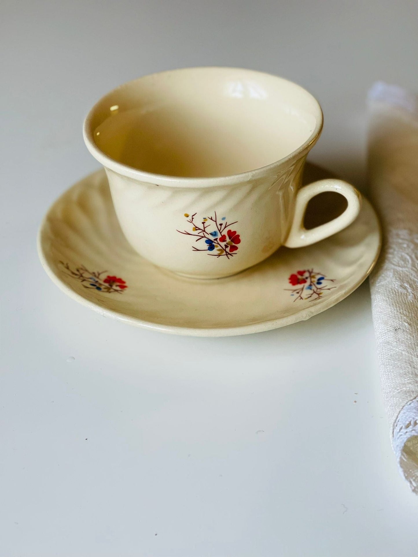 Flori și iubire de frumos - ceașcă din ceramică