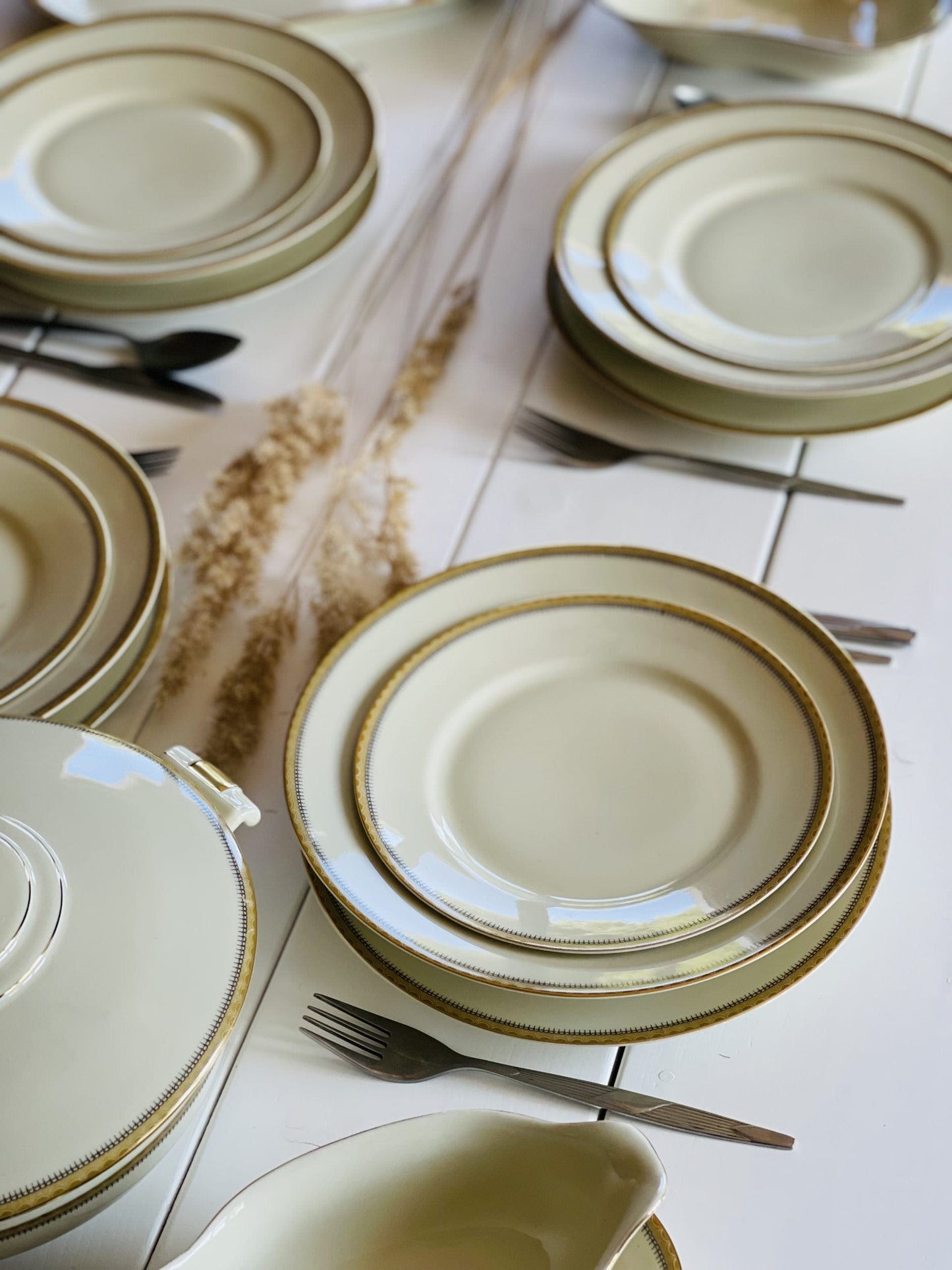 Set de masă superb, cu detalii art-deco, 16 piese