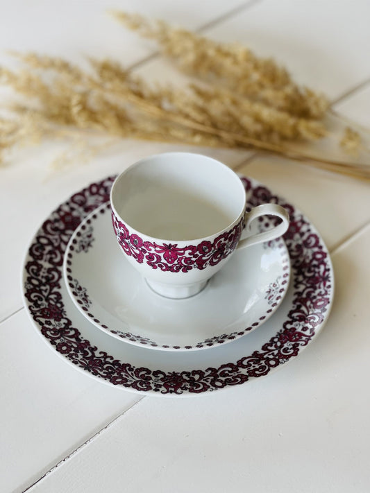 Set mic dejun alb cu flori vișinii