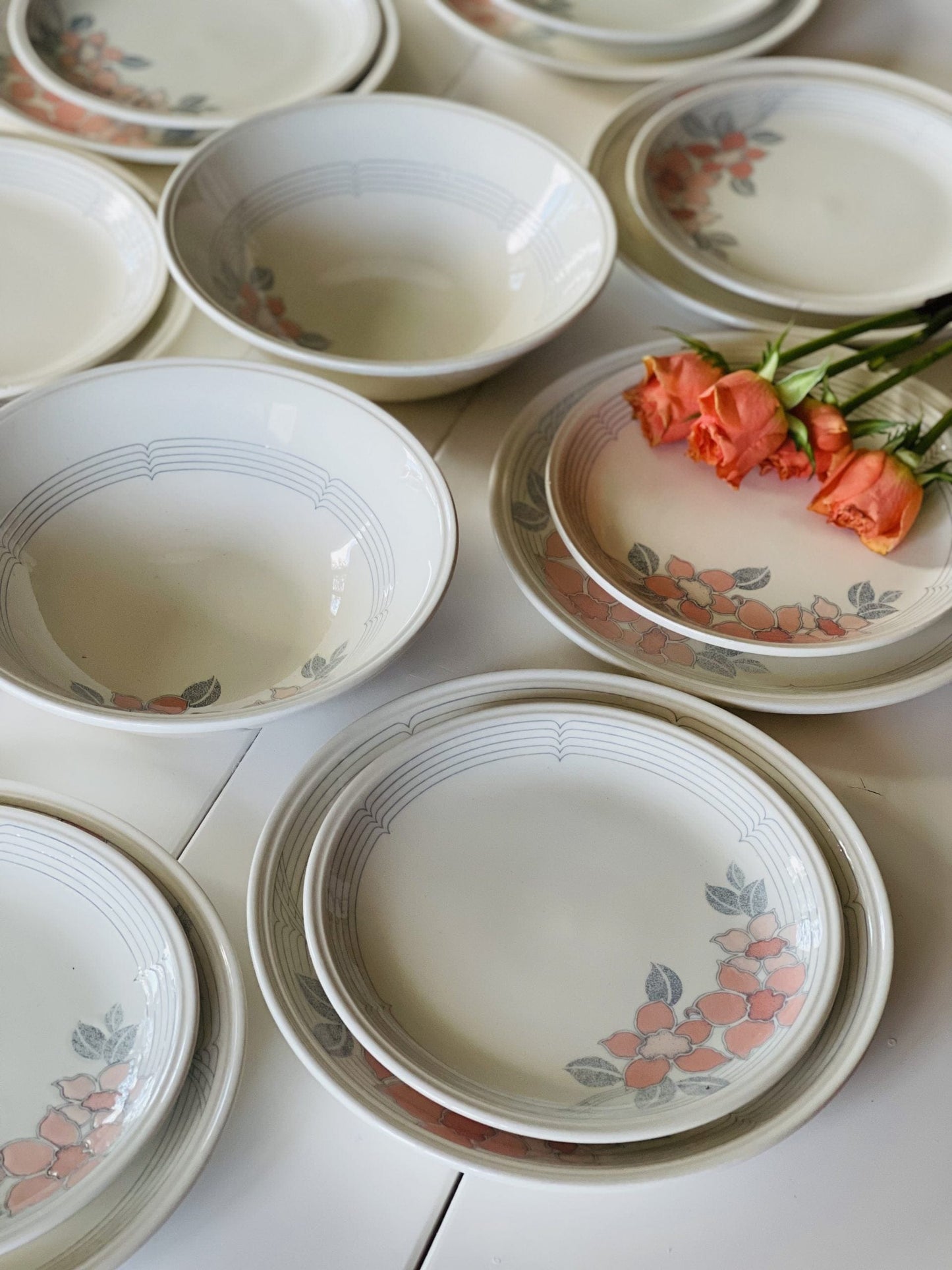 Set de farfurii pentru 8 persoane, ceramică bej cu flori roz-corai