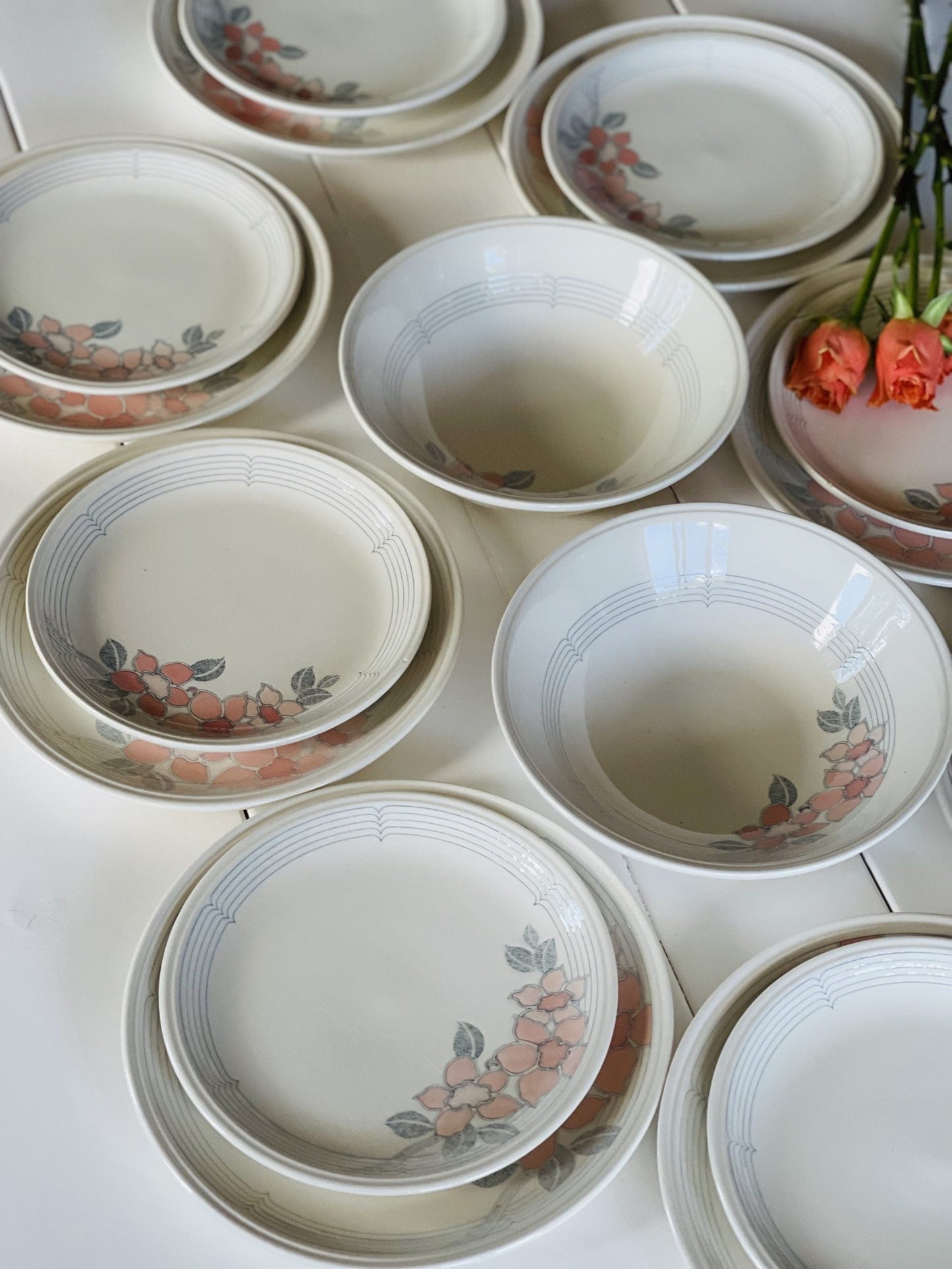 Set de farfurii pentru 8 persoane, ceramică bej cu flori roz-corai