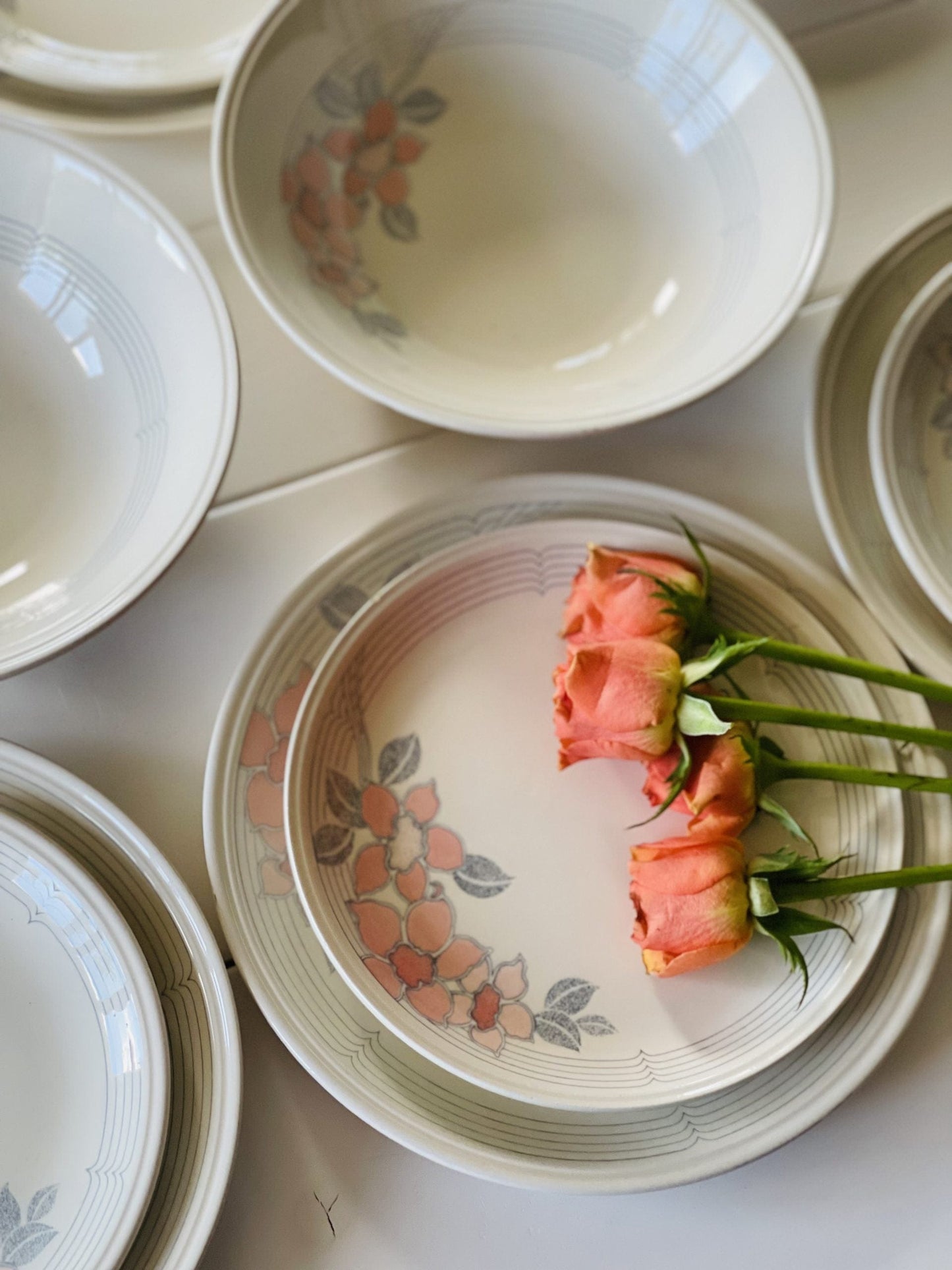 Set de farfurii pentru 8 persoane, ceramică bej cu flori roz-corai