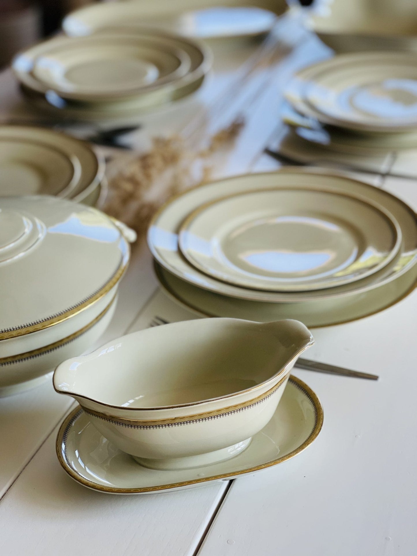 Set de masă superb, cu detalii art-deco, 16 piese