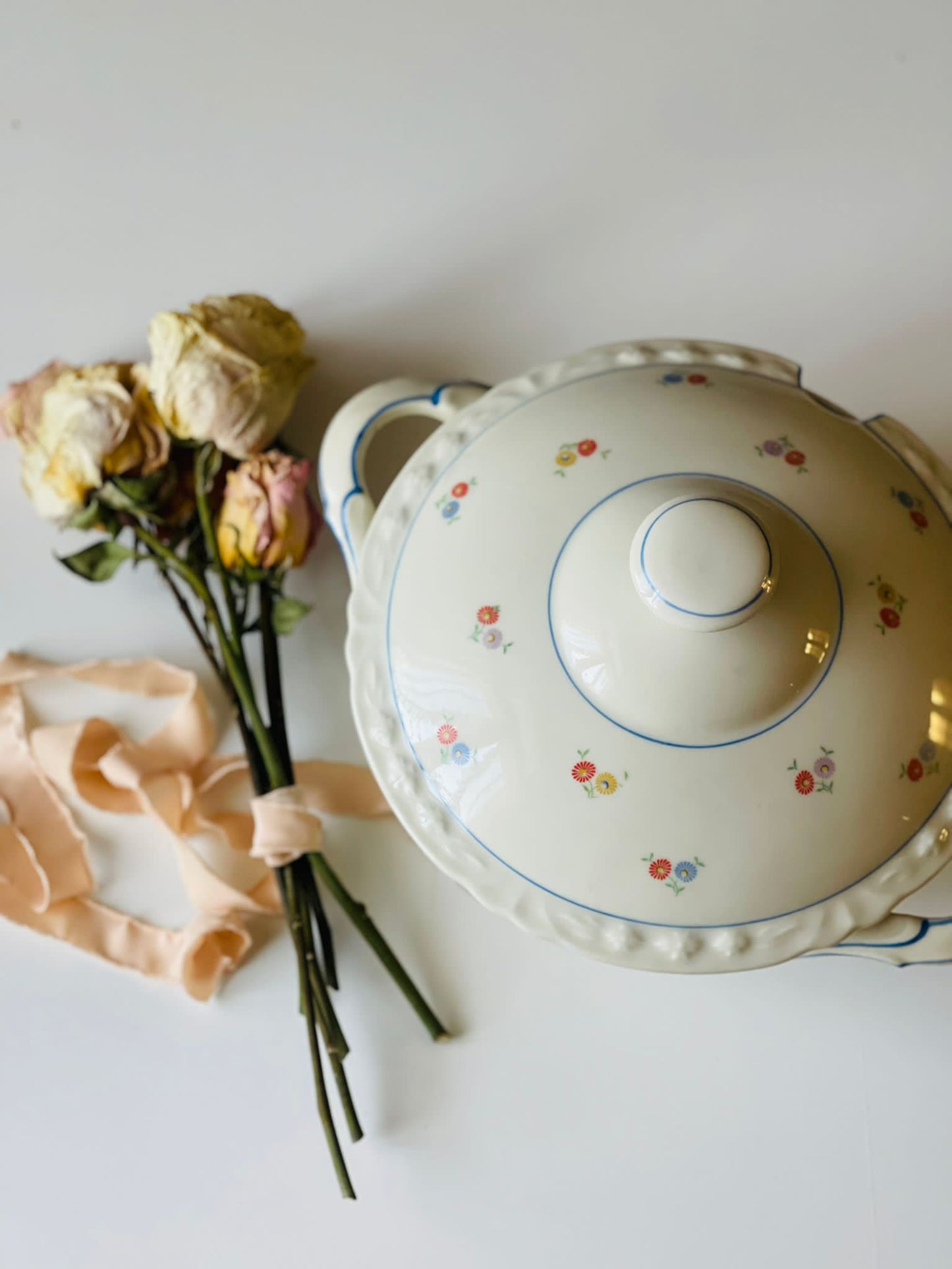 Supieră bej cu floricele pastelate
