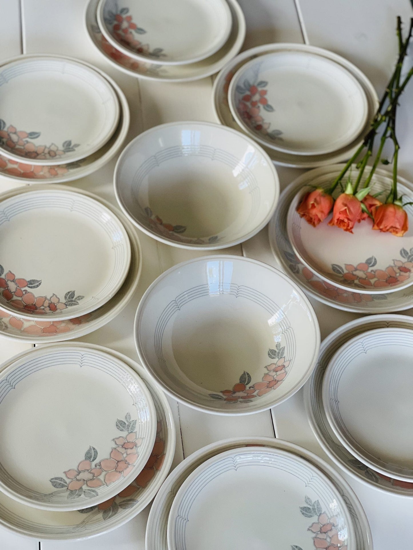 Set de farfurii pentru 8 persoane, ceramică bej cu flori roz-corai