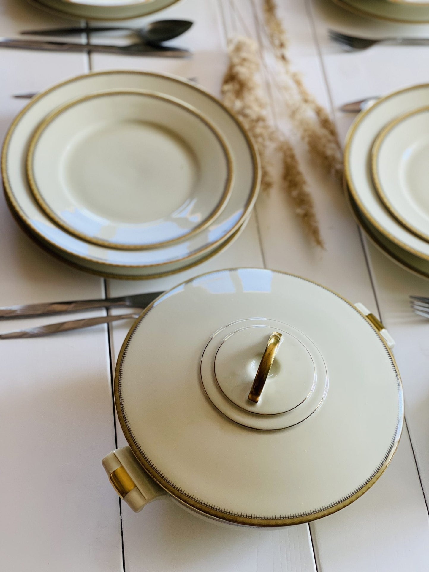Set de masă superb, cu detalii art-deco, 16 piese