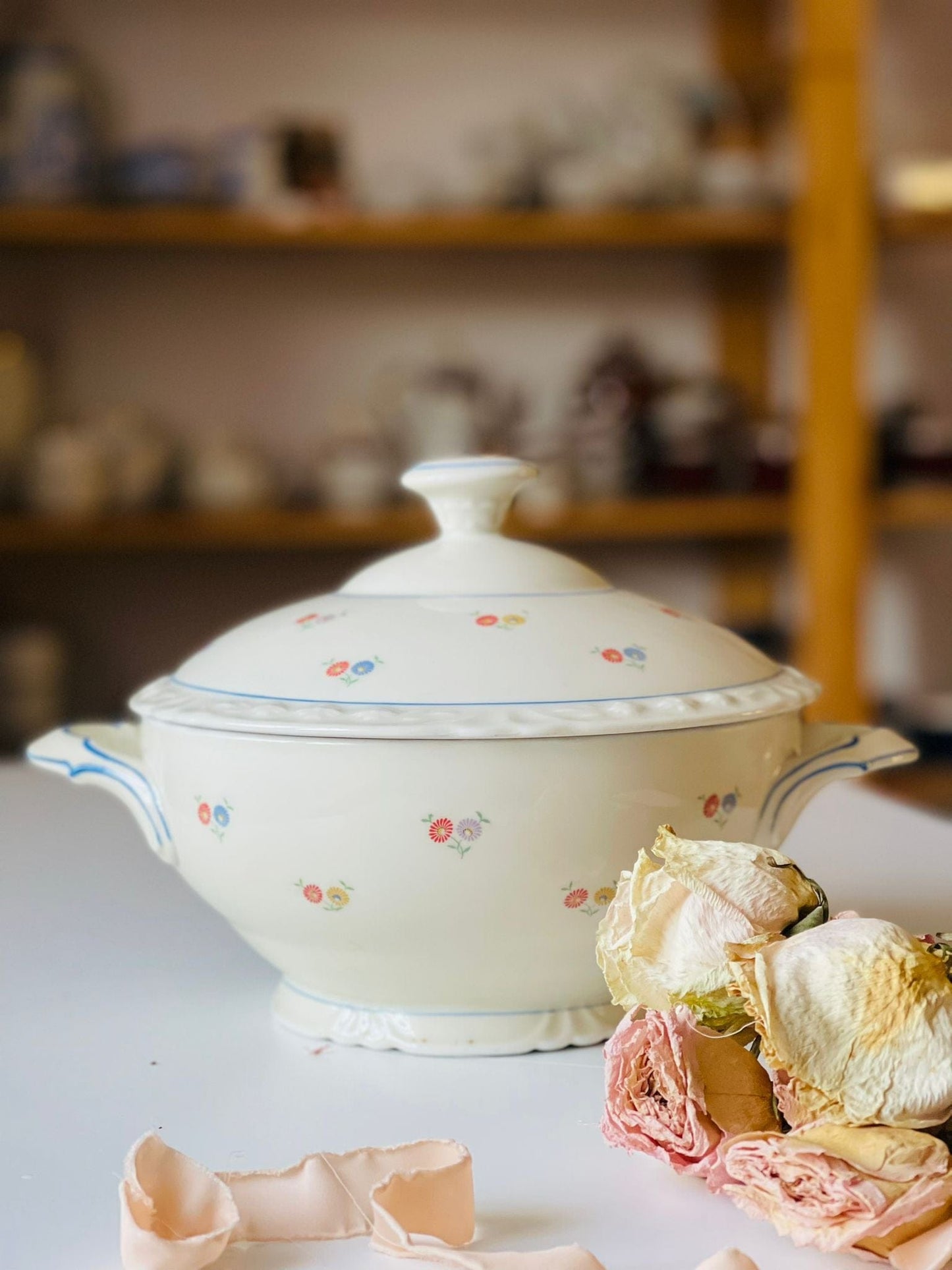 Supieră bej cu floricele pastelate
