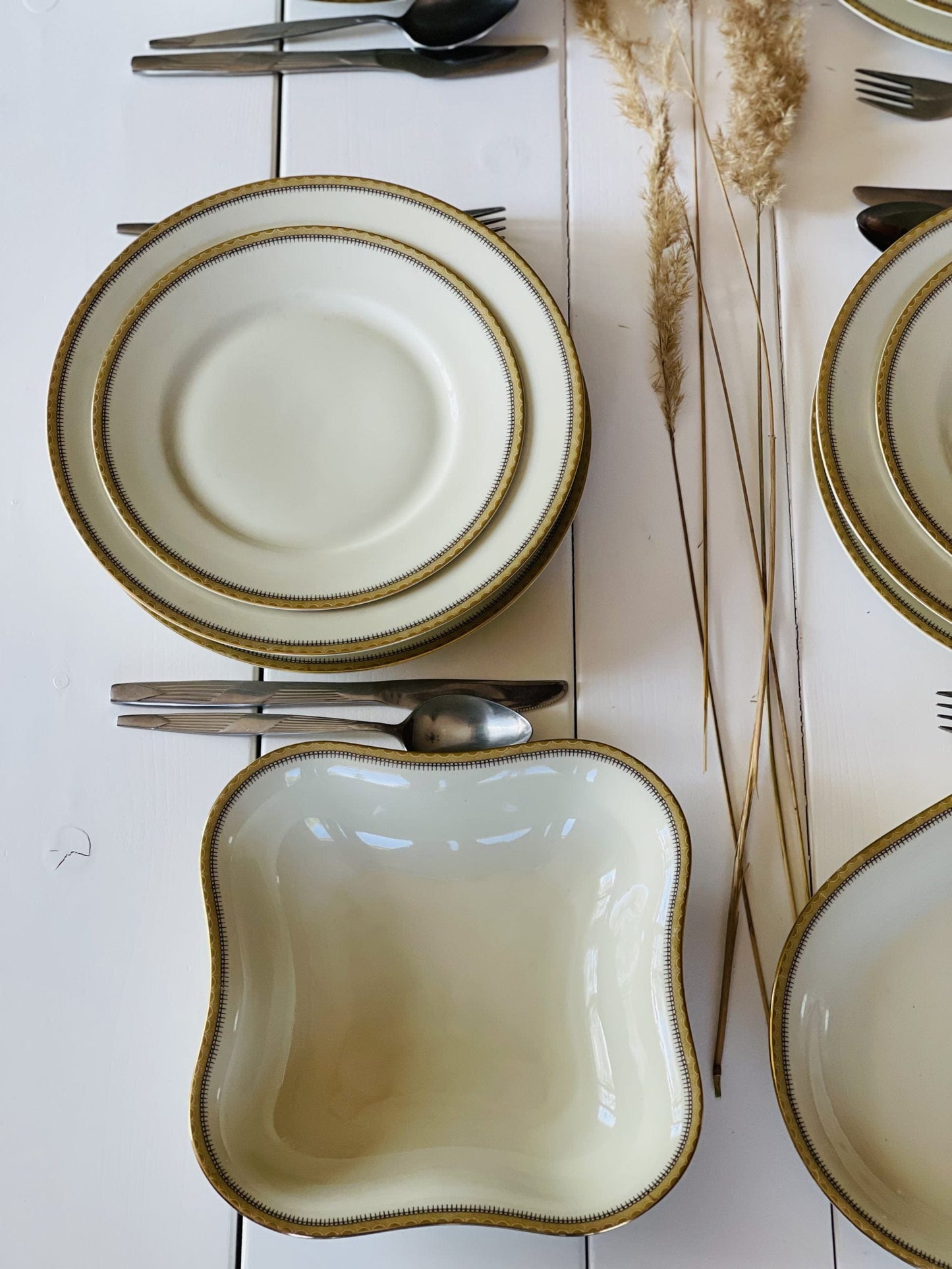 Set de masă superb, cu detalii art-deco, 16 piese