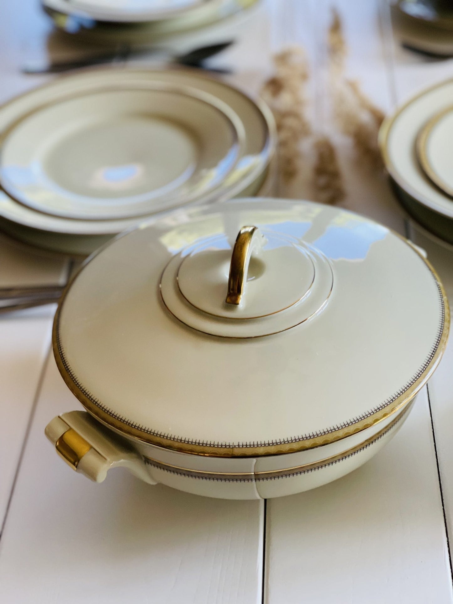 Set de masă superb, cu detalii art-deco, 16 piese