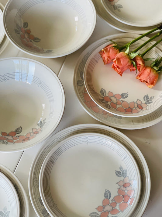 Set de farfurii pentru 8 persoane, ceramică bej cu flori roz-corai