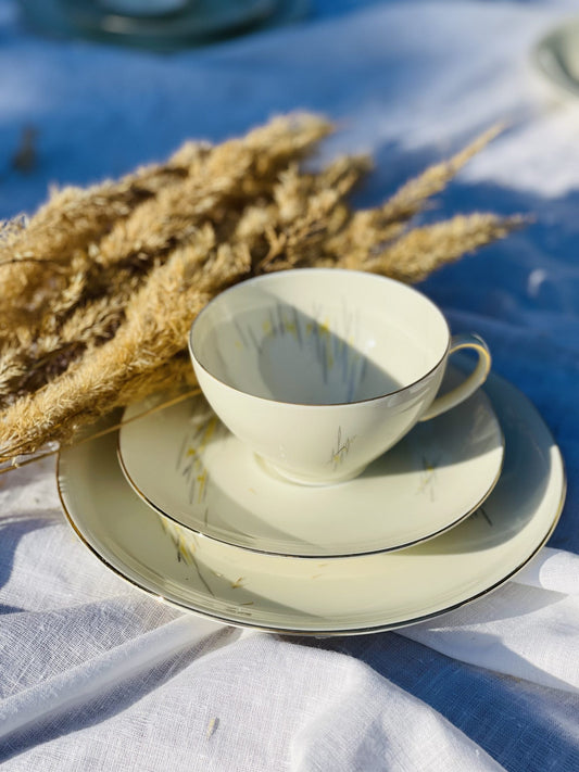 Set mic dejun ivoire cu ierburi galbene & gri