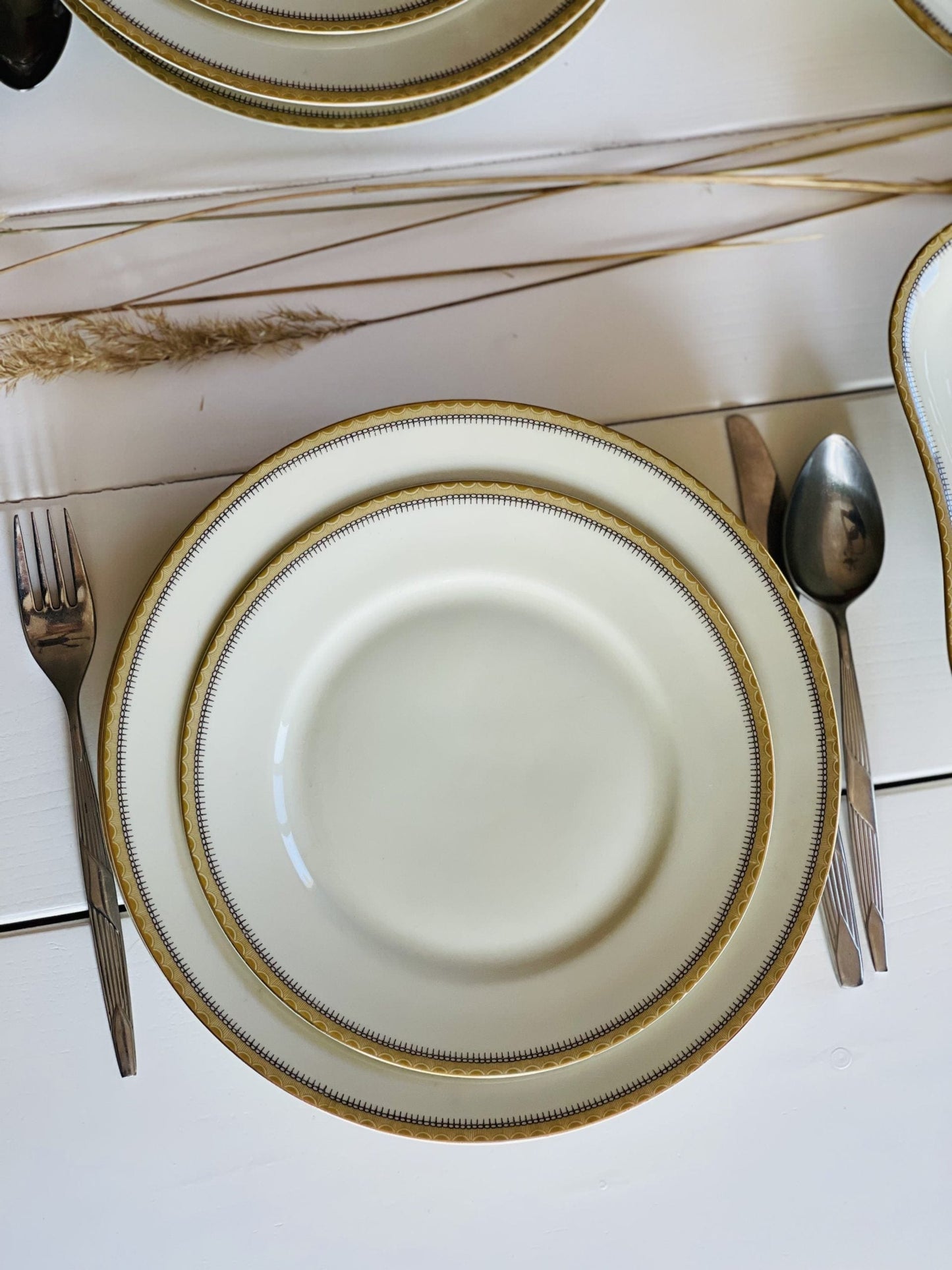 Set de masă superb, cu detalii art-deco, 16 piese