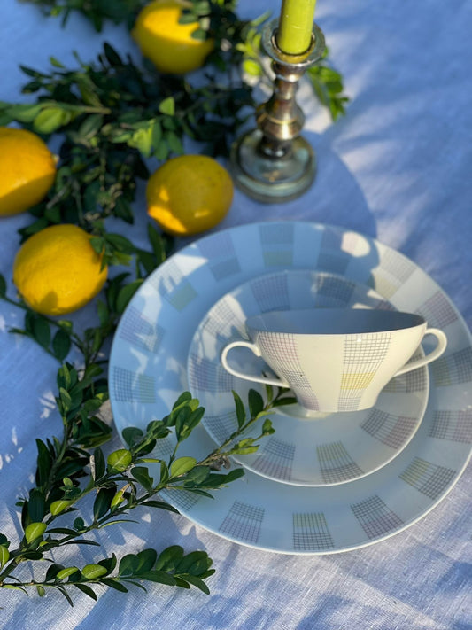 Mic dejun, soare și motive geometrice