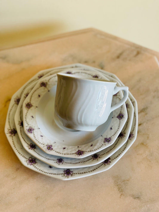 Mic dejun cu flori delicate mov