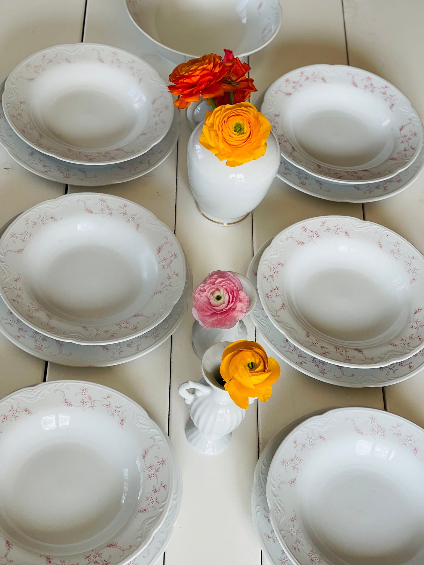 Set de farfurii albe cu floricele roz, 14 piese