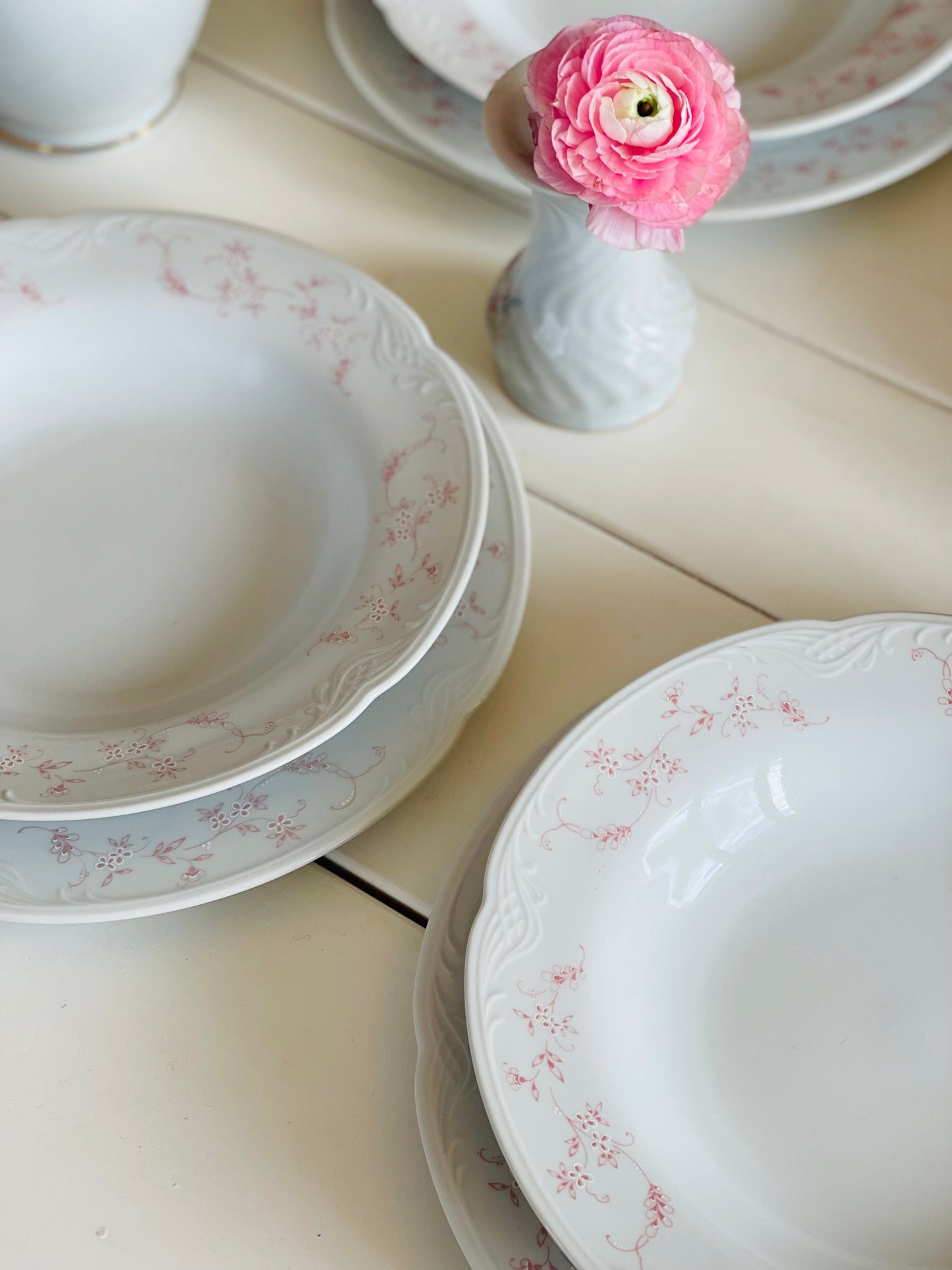 Set de farfurii albe cu floricele roz, 14 piese