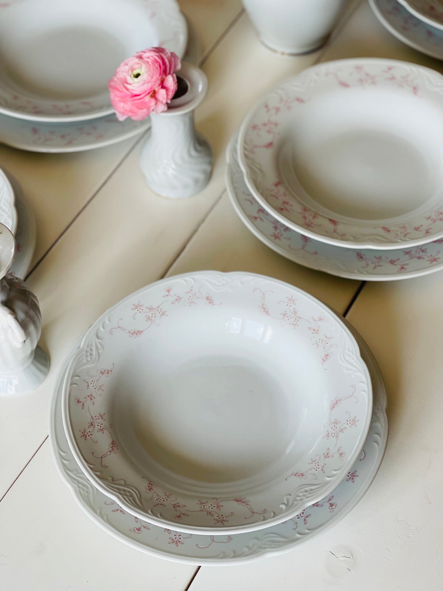 Set de farfurii albe cu floricele roz, 14 piese