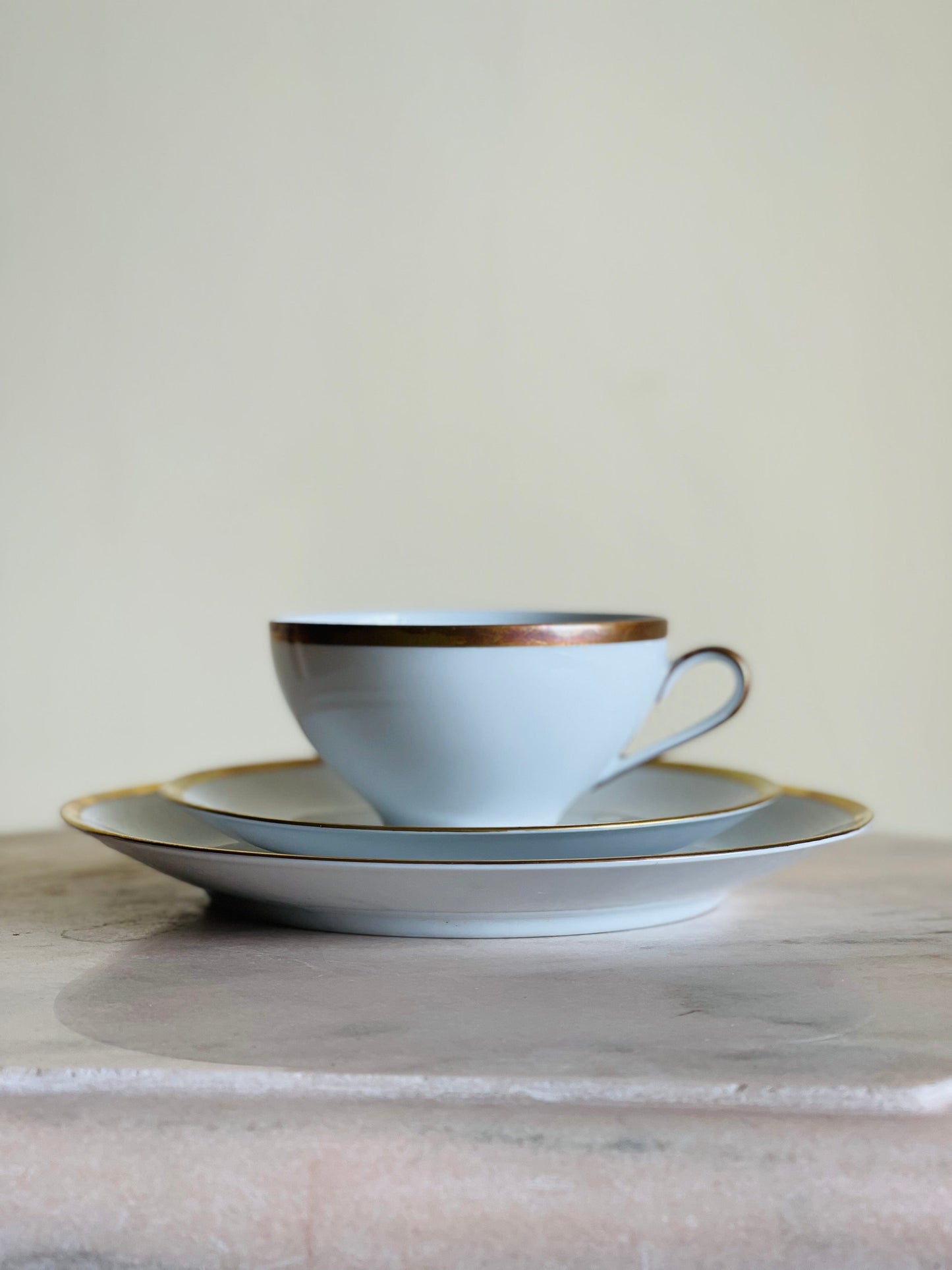 Set porțelan mic dejun, alb cu dungă aurie