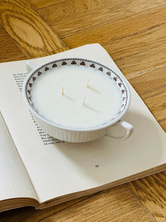 Lumânare crème brûlée, în bol cu urechi din porțelan englezesc