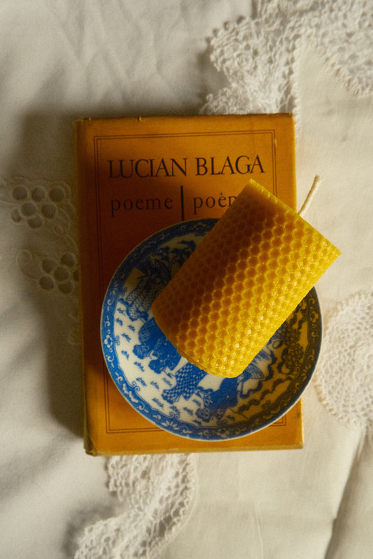 Set cadou: lumânare groasă cu farfuriuță cu gheișă
