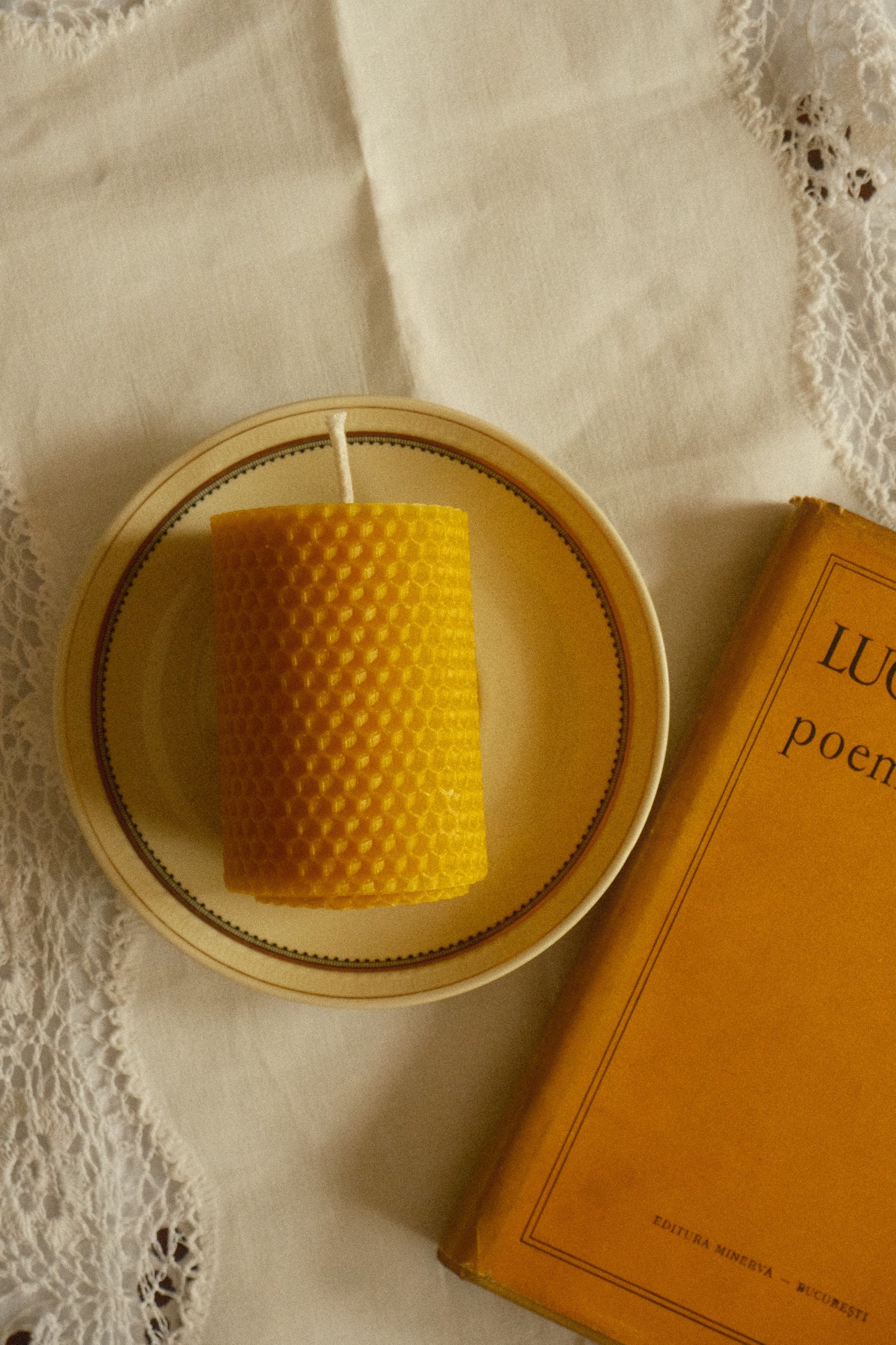 Set cadou: lumânare groasă cu farfuriuță art-deco