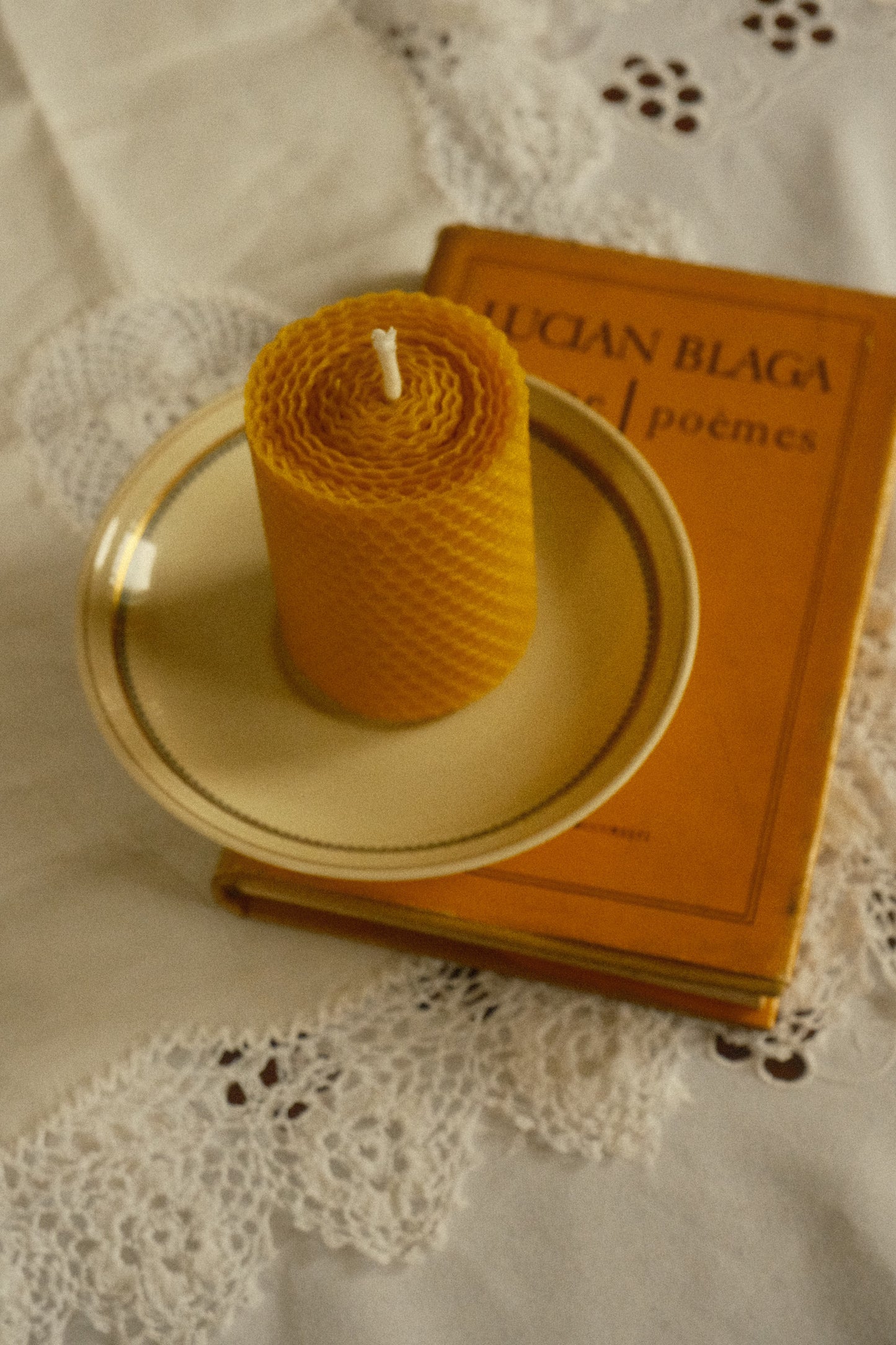 Set cadou: lumânare groasă cu farfuriuță art-deco