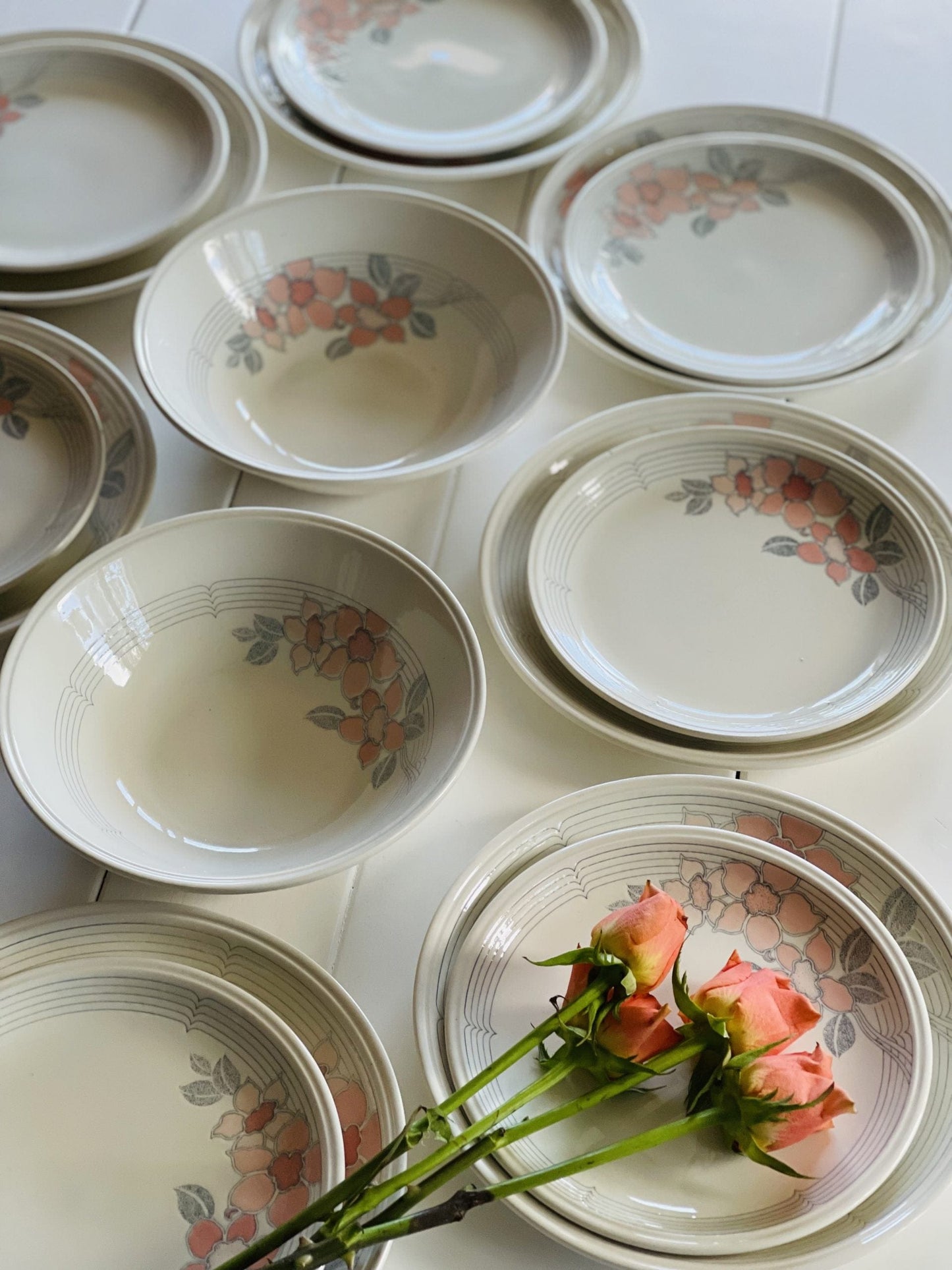 Set de farfurii pentru 8 persoane, ceramică bej cu flori roz-corai