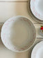 Set de farfurii albe cu floricele roz, 14 piese